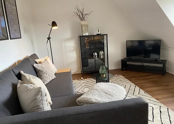 Bostel 1 - Modernes Dachgeschoss-Studio In Duisburg Meiderich, 4,7 Km Hbf, U-Bahn 250M, Flughafen Duesseldorf 28 Km, Landschaftspark 2,9 Km, 5 Gehminuten Von Herzklinik Entfernt