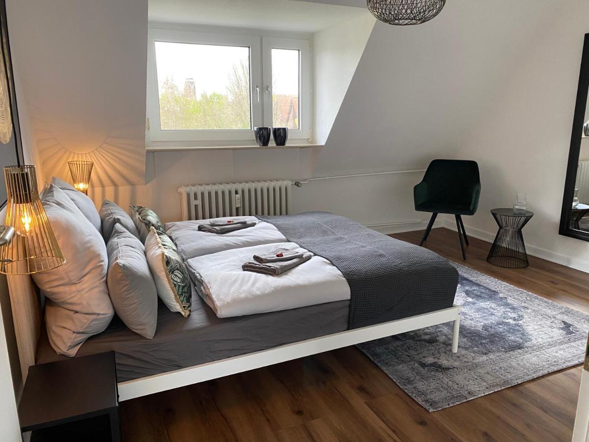 Bostel 1: Modern Attic Near Meiderich U-bahn Apartment Duisburg